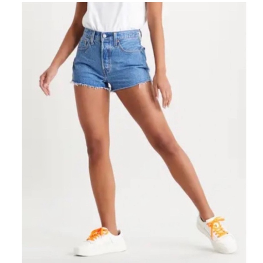 Levi’s PREMIUM High Loose Shorts Women’s Cutoff Raw Hem Denim Shorts Size 31